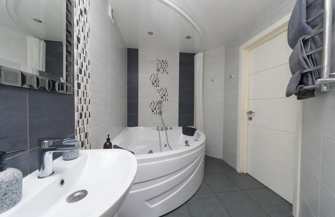 Flat24 On Lesi Ukrainki 3 Apartment Kiev Bagian luar foto