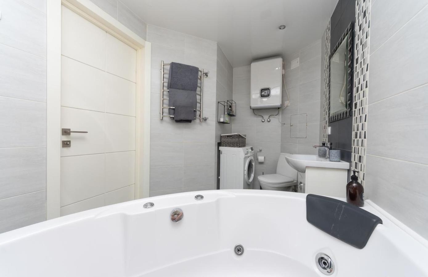 Flat24 On Lesi Ukrainki 3 Apartment Kiev Bagian luar foto