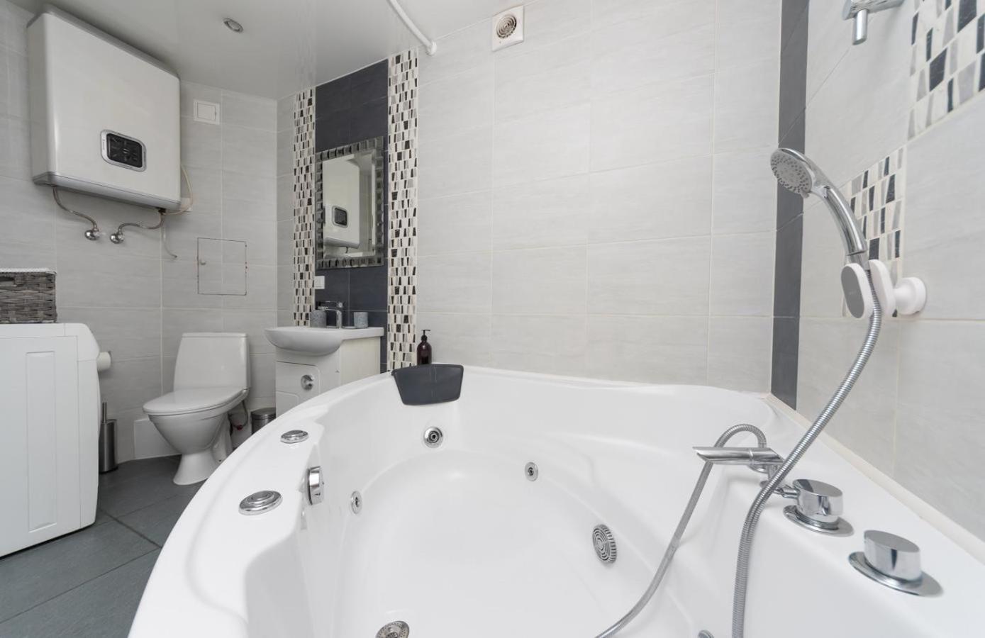 Flat24 On Lesi Ukrainki 3 Apartment Kiev Bagian luar foto