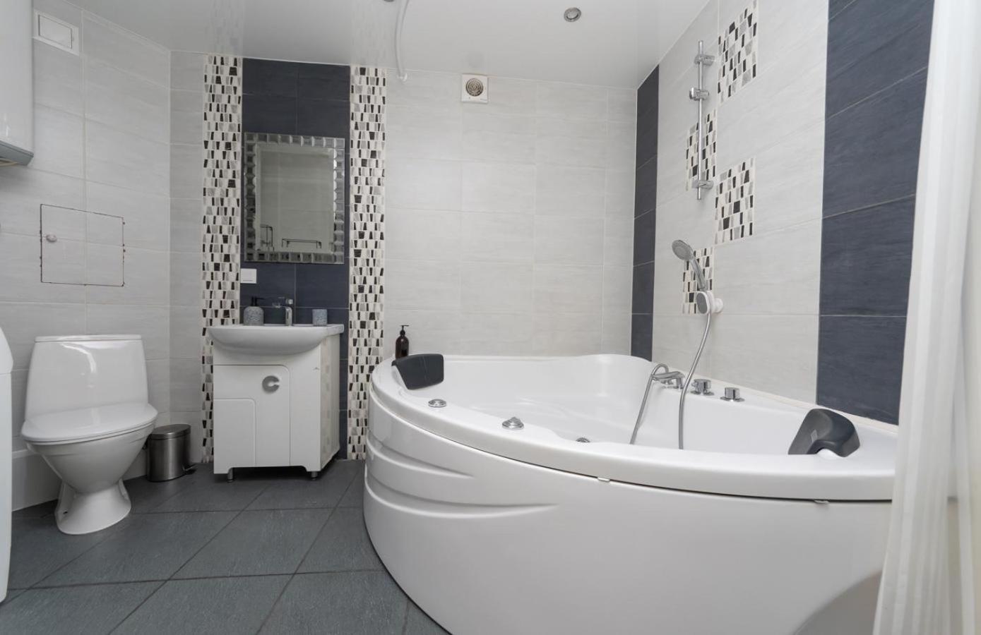Flat24 On Lesi Ukrainki 3 Apartment Kiev Bagian luar foto